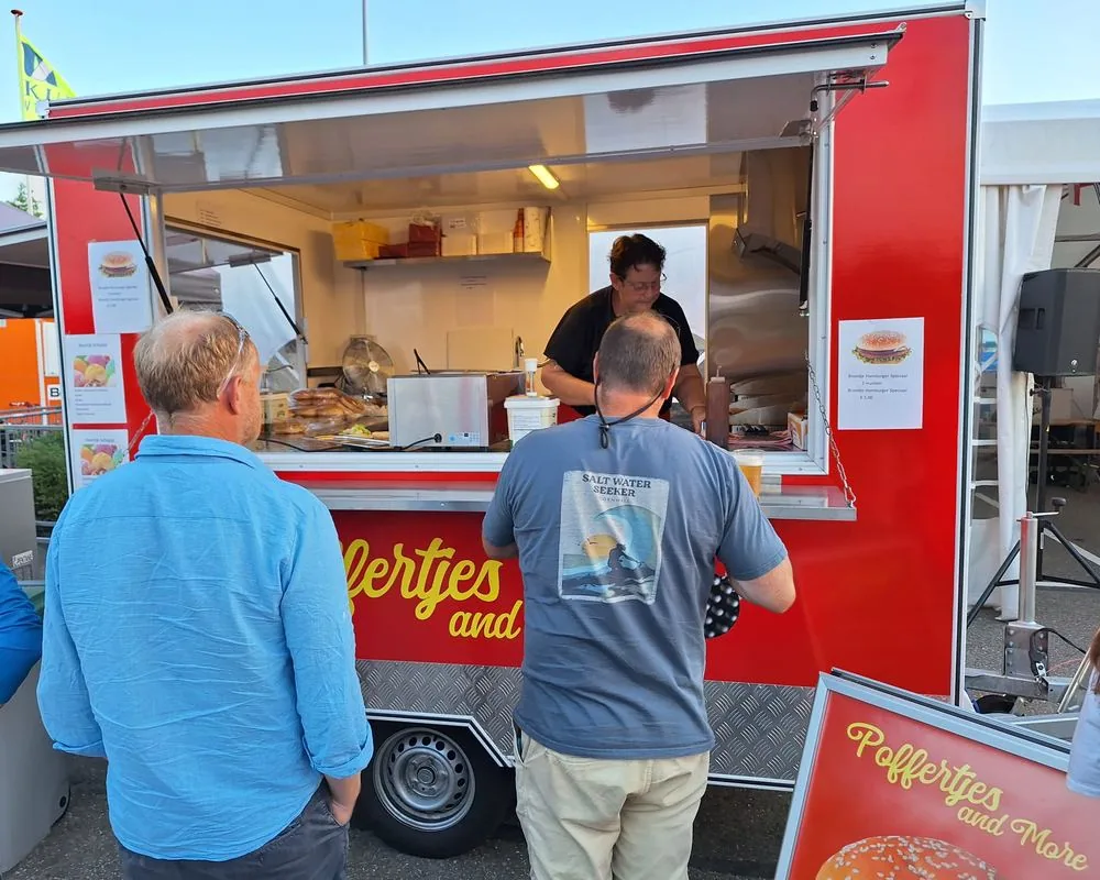Foodtruck van Poffertjes and More serveert burgers op een verenigingsevent
