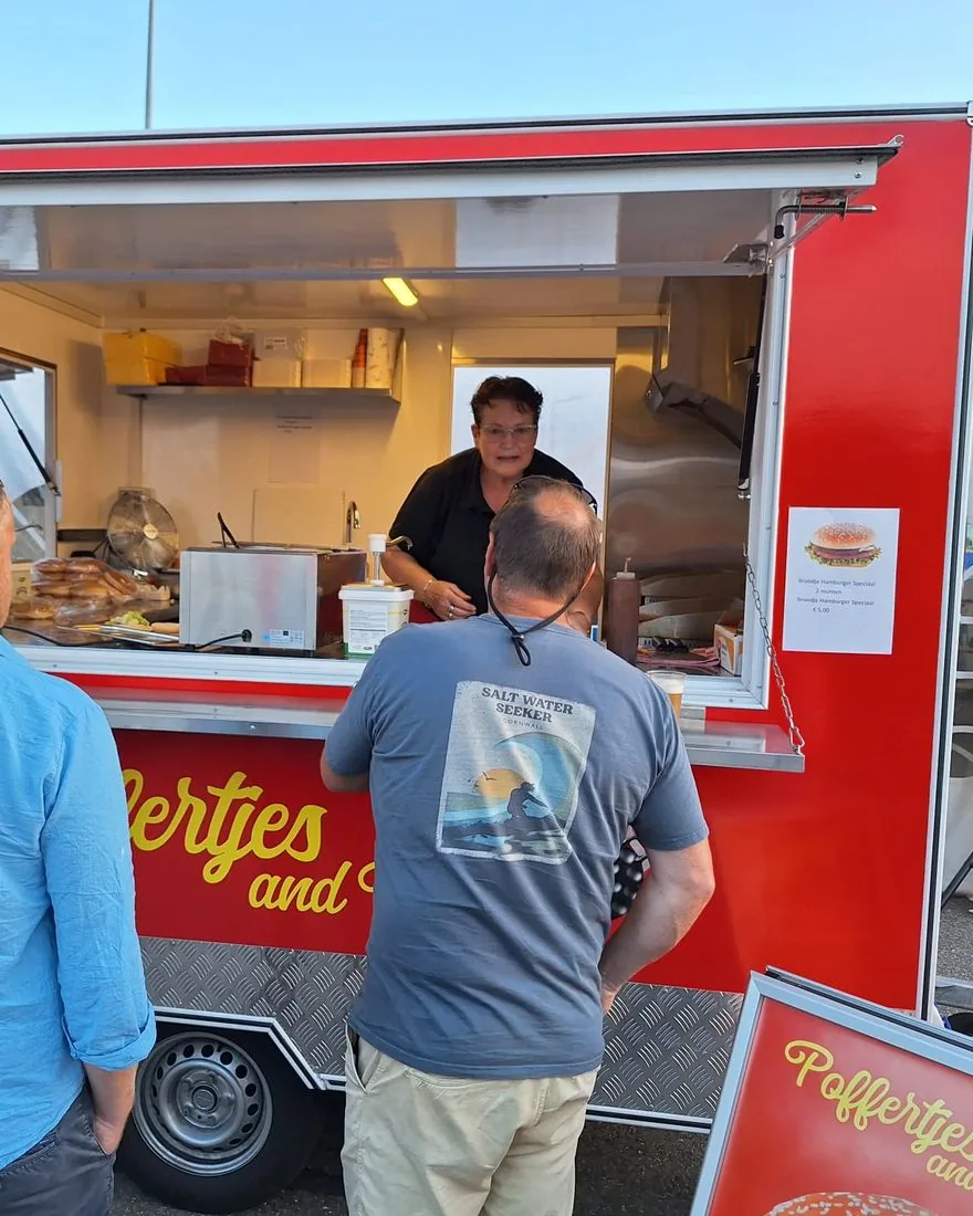 Gasten bestellen bij de foodtruck van Poffertjes and More tijdens een event